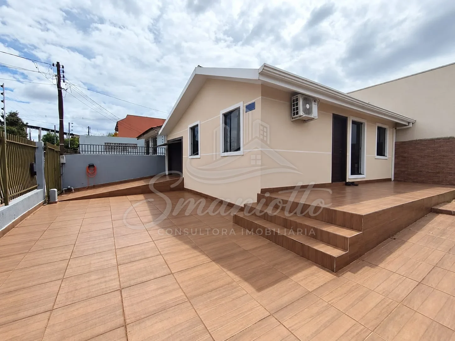 Casa semimobiliada de esquina no Guarujá, foto 1